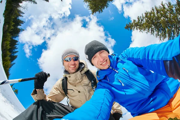 Jeune homme dans les montagnes — Photo