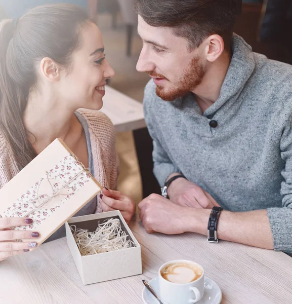 Ζευγάρι στην αγάπη σε μια ημερομηνία στο café στην ημέρα του Αγίου Βαλεντίνου — Φωτογραφία Αρχείου