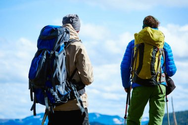 Dağlarda yürüyüş yapan