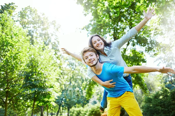 Linda pareja en el parque en un día soleado —  Fotos de Stock