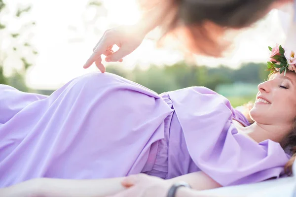 Donna incinta sdraiata sulla schiena e sorridente — Foto Stock