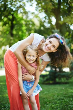 mutlu kadın ve çocuk çiçeklenme içinde garden.mothers gün tatil kavramı bahar