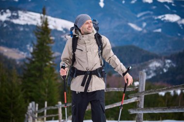 Dağlarda yürüyüş yapan