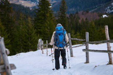 Dağlarda yürüyüş yapan