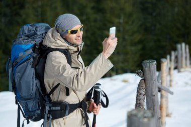 Dağlarda yürüyüş yapan