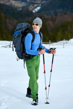 Dağlarda yürüyüş yapan