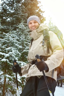Dağlarda yürüyüş yapan