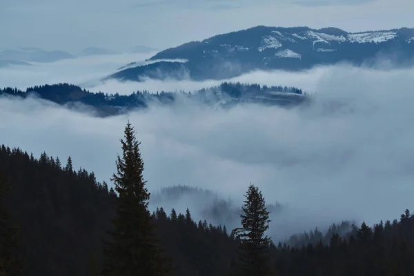 Bela vista das montanhas de inverno — Fotografia de Stock