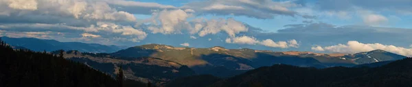 Kış dağlarının güzel manzarası — Stok fotoğraf