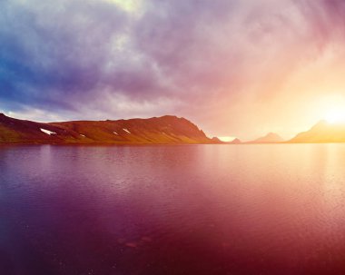 Göl kıyısında dağ yansıması, İzlanda ile