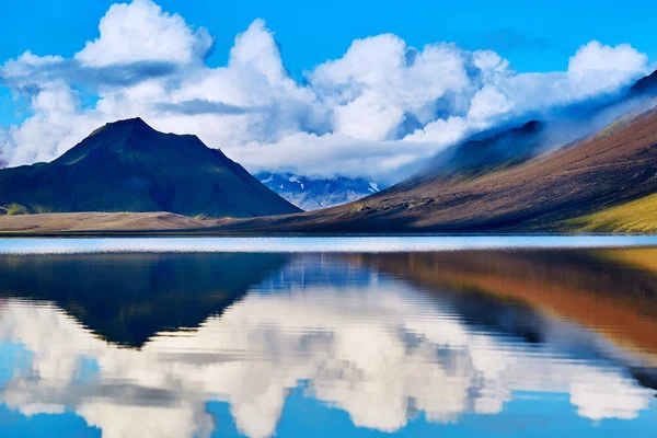 Danau pantai dengan refleksi gunung, Islandia — Stok Foto