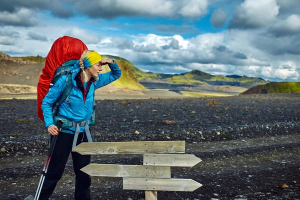 Femme randonneuse dans les montagnes, Islande — Photo