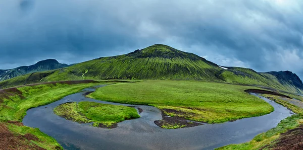 Trekking in Iceland. camping with tents near mountain lake — Stock Photo, Image