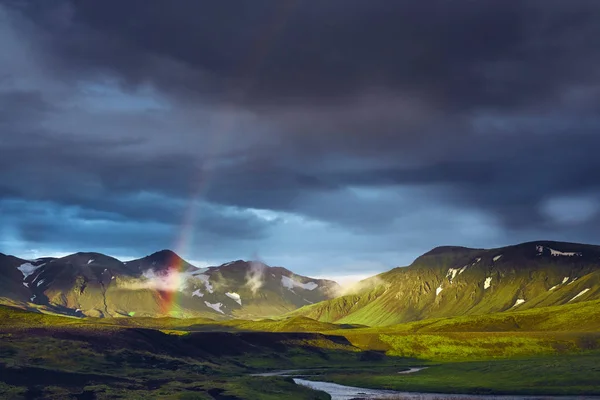 在冰岛徒步旅行。露营的帐篷附近高山湖泊的美丽 — 图库照片