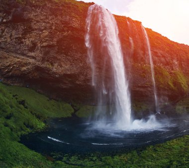 Güney İzlanda'daki ünlü Skogarfoss şelale