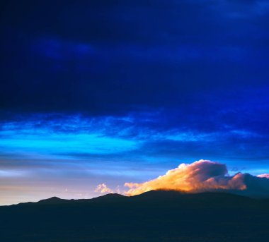 Gün batımında parlak akşam gökyüzünün dokusu