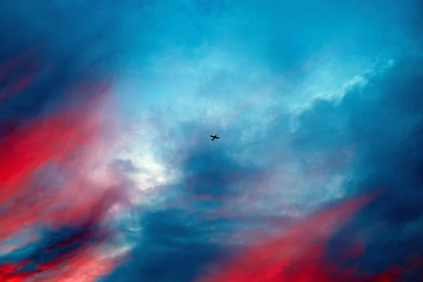 Текстура яркого вечернего неба на закате — стоковое фото