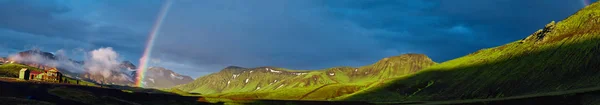 Vandring på Island. Beautifull camping med tält nära mountain lake — Stockfoto