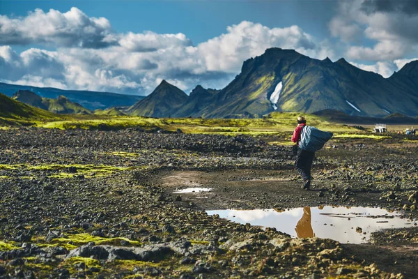 Mujer excursionista en las montañas, Islandia —  Fotos de Stock