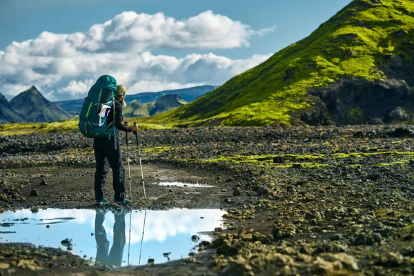 Žena turista v horách, Island — Stock fotografie