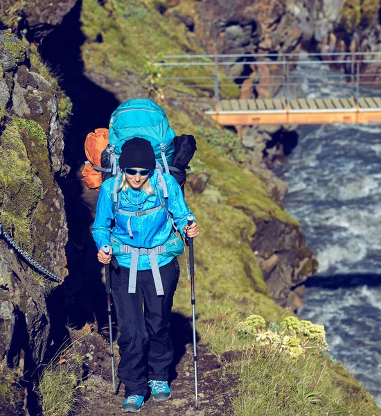 Escursionista donna in Islanda — Foto Stock