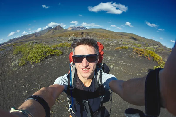 Hombre excursionista fotógrafo — Foto de Stock