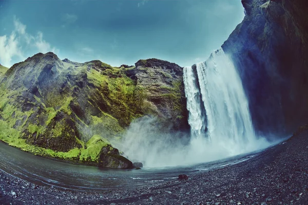 Güney İzlanda'daki ünlü Skogarfoss şelale — Stok fotoğraf