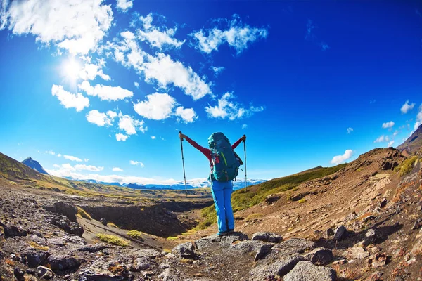 Žena turista na stopě — Stock fotografie