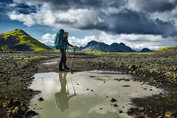 Mujer excursionista en las montañas, Islandia —  Fotos de Stock