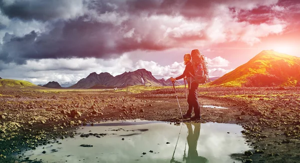 Mujer excursionista en las montañas, Islandia — Foto de Stock