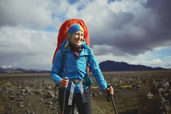 Mujer excursionista en las montañas, Islandia —  Fotos de Stock