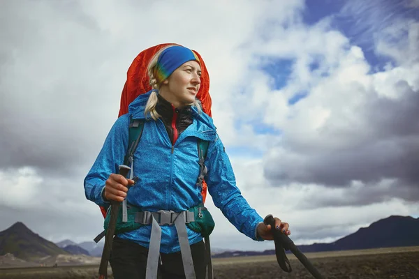 Femme randonneuse dans les montagnes, Islande — Photo