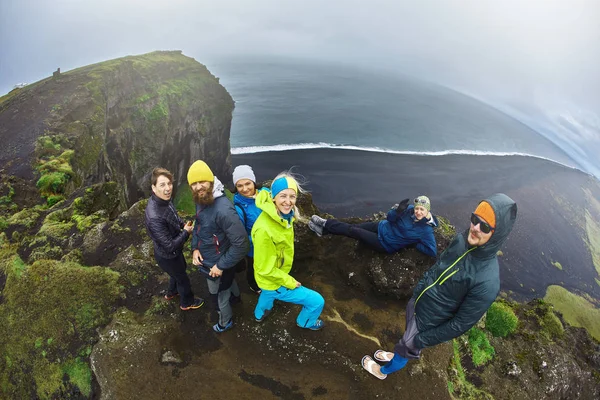 Touristen auf dyrholaey cliff, Island — Stockfoto