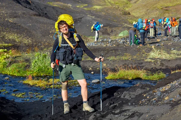 Mannen hiker i fjällen, Island — Stockfoto