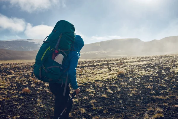 Mujer excursionista en las montañas, Islandia — Foto de Stock