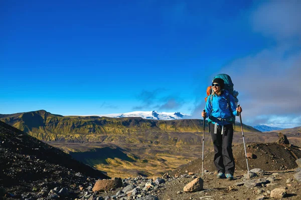 Γυναίκα πεζοπόρος στα βουνά, Ισλανδία — Φωτογραφία Αρχείου
