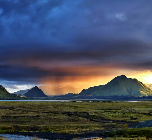 Lake coast with mountain reflection, Iceland — Stock Photo, Image