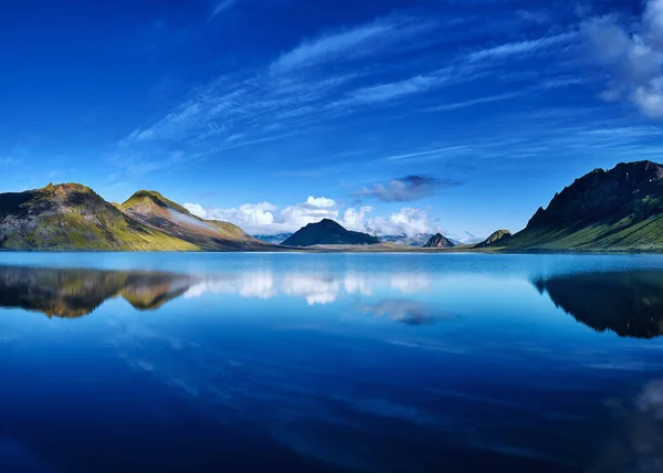 Ακτή λίμνη με αντανάκλαση στο βουνό, Ισλανδία — Φωτογραφία Αρχείου