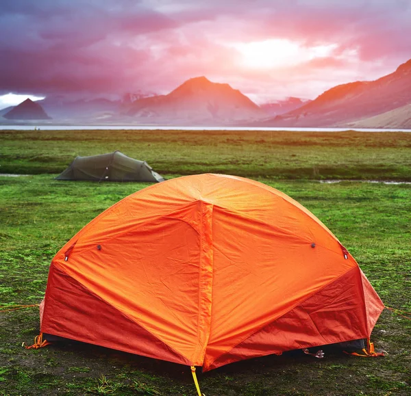 Patikoimassa Islannissa. retkeily telttojen lähellä vuoristojärven — kuvapankkivalokuva
