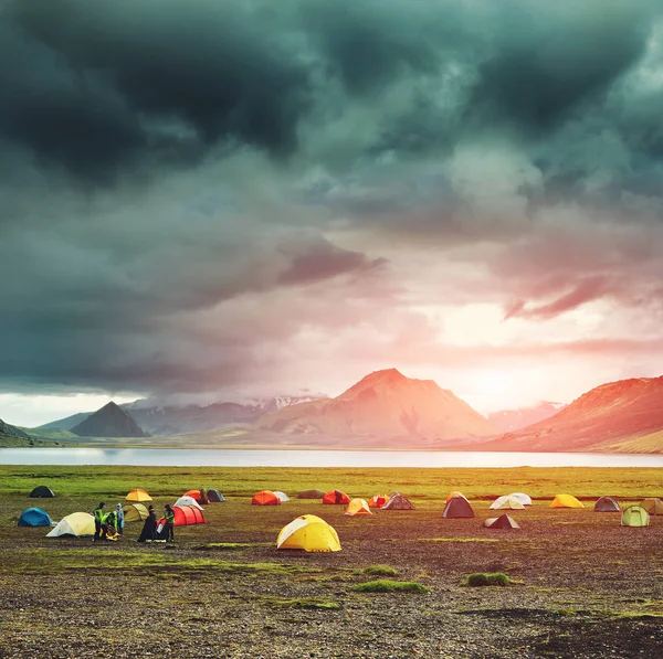 Trekking in Islanda. campeggio con tende vicino lago di montagna — Foto Stock