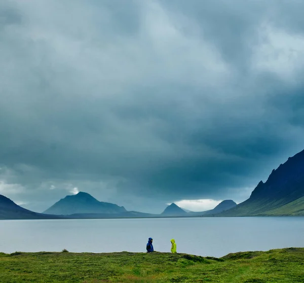 Берег озера с горным отражением, Исландия — стоковое фото