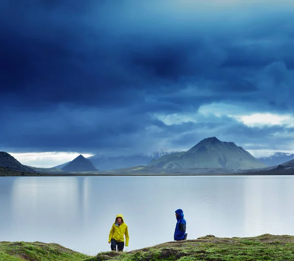 Lake kust met berg reflectie, IJsland — Stockfoto