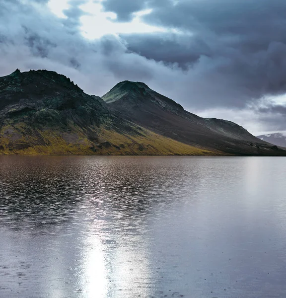 Sjön kusten med berg reflektion, Island — Stockfoto