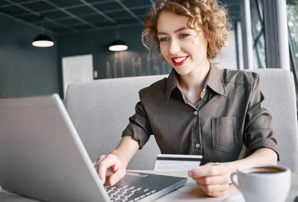 Kvinne med laptop på kafe – stockfoto