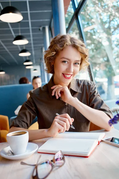 Donna con taccuino in caffè — Foto Stock