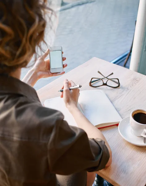 Mujer con cuaderno en la cafetería — Foto de Stock