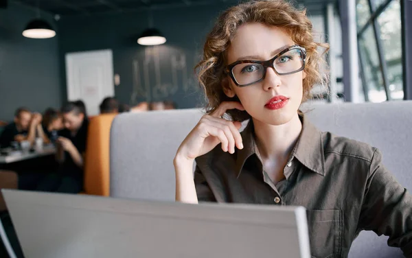 Woman with laptop in cafe — Stock Photo, Image