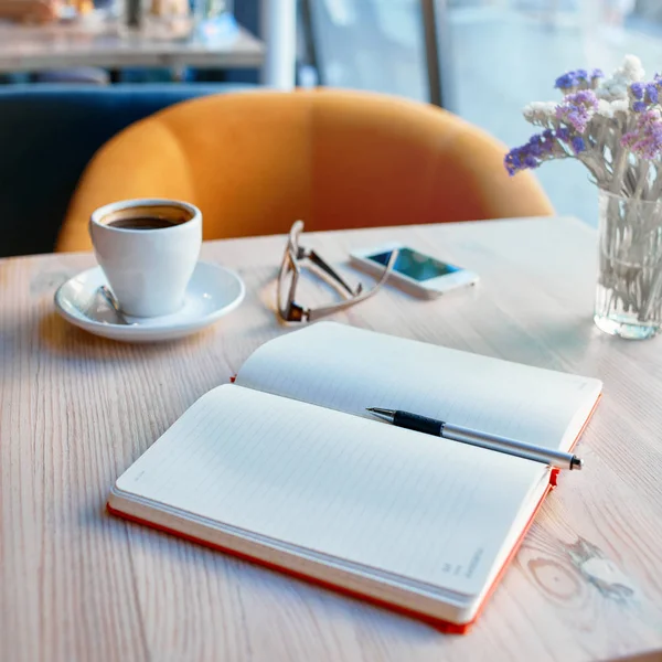 Tablo Kupası, defter ve gözlük