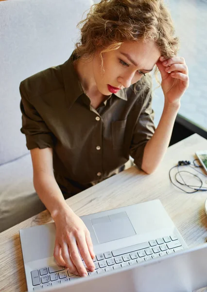 Kvinne med laptop på kafe – stockfoto