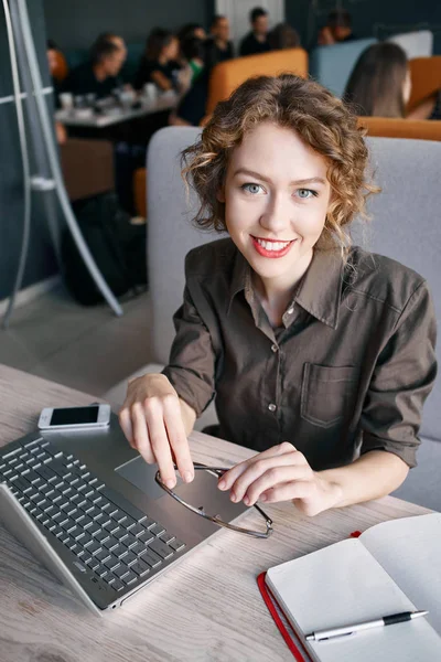 Kvinne med laptop på kafe – stockfoto